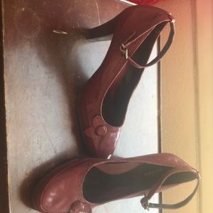 Brand New Aerosoles red leather heals